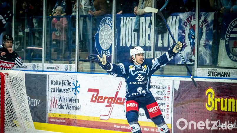 Kurt Davis wird zumindest am Freitag in Landsberg nicht für die Blue Devils jubeln können. Der US-Boy macht für Martin Mazanec Platz. Bild: Elke Englmaier