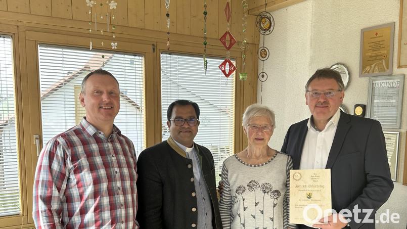 Sohn und Bürgermeister Hans-Martin Schertl, Pater Robin und Sohn Markus (von rechts) gratulieren der Jubilarin Anna Schertl zum 85. Geburtstag. Bild: Stefanie Gradl
