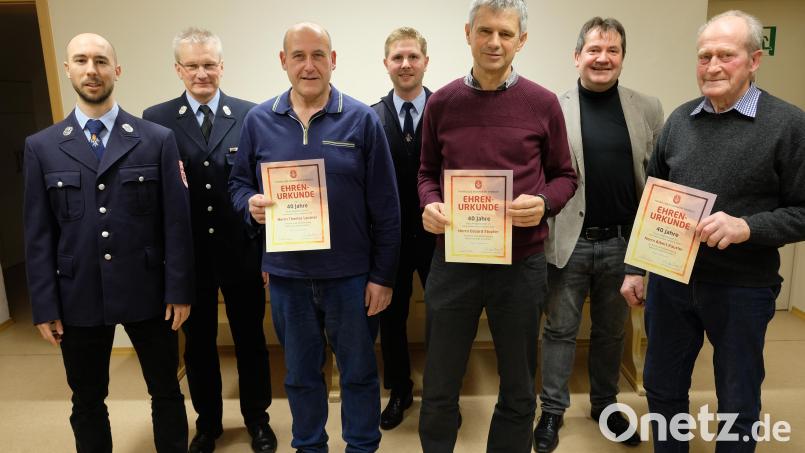 Im Rahmen der Jahreshauptversammlung ehrt der Feuerwehrverein Vorbach die Kameraden Thomas Lautner (mit Urkunden von links), Eduard Stopfer und Albert Kausler für 40 Jahre Mitgliedschaft. Es gratulierten Vorsitzender Marius Meier und Kreisbrandmeister Rainer Kopp (von links), Kommandant Tobias Lautner und Bürgermeister Alexander Goller. Bild: do