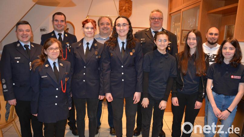 Neuwahlen gab es bei der Feuerwehrjugend Konnersreuth. Im Bild (von links) Kommandant Stefan Kreuzer, Jugendwartin Carina Hart, Feuerwehr-Vorsitzender Sven Jäger, Anna Sölch, Zweiter Bürgermeister Stefan Siller, Jugendsprecherin Marie Hofmann, Kreisjugendwart Wolfgang Bauer, Jule Hofmann, Ida Rosner, Jugendbeauftragter Manuel Ernst und Lena Richtmann. Bild: jr