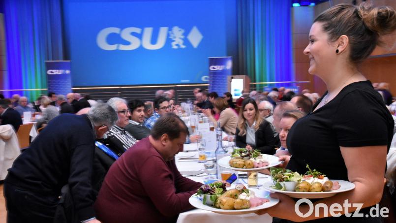 Gekochte Kartoffeln, roher Salzhering und markige Worte: Das ist das Rezept der Amberger CSU für den Politischen Aschermittwoch im ACC. Bild: Stephan Huber