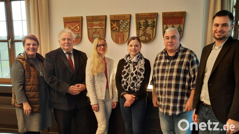 Die Verantwortlichen aus dem Seniorenbereich des Landratsamtes Tirschenreuth mit den Referenten der Quartalsversammlung: (von links) Anja Dubrowski, Mitarbeiterin in der Seniorenfachstelle, Kreisseniorenbeauftragter Peter Gold, Abteilungsleiterin Nina-Katharina Haller, Tourismusreferentin Stefanie Wenisch, Ekkehard Gauglitz, Berater des Bezirks Oberpfalz, und Sachgebietsleiter Tobias Gabe. Bild: Anja Dubrowski/Seniorenfachstelle/exb