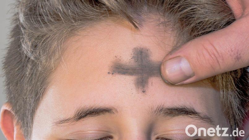 Ein vom Priester auf die Stirn gezeichnetes Aschenkreuz mit der Erinnerung „Kehrt um und glaubt an das Evangelium“ oder „Bedenke, o Mensch, dass du Staub bist und wieder zum Staub zurückkehren wirst“ wird es heuer bei den Aschermittwochsgottesdiensten aufgrund der Corona-Pandemie nicht geben, aber dafür eine kontaktlose Alternative ohne Worte. Bild: ads