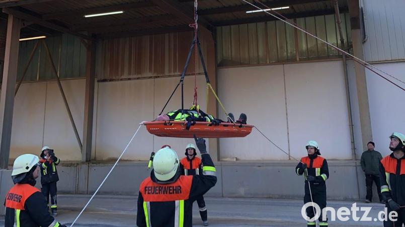 Freihunger Feuerwehrleute üben das Abseilen einer Person in der Schleifkorbtrage auf dem Gelände der Firma Strobel Quarzsand. Bild: rab