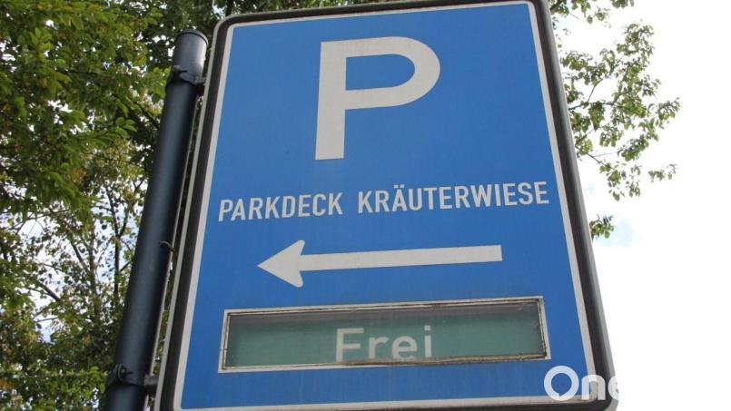 Bei ihren Überlegungen haben die CSU und die ÖDP auch das Parkdeck an der Kräuterwiese im Blick. Bild: Wolfgang Steinbacher