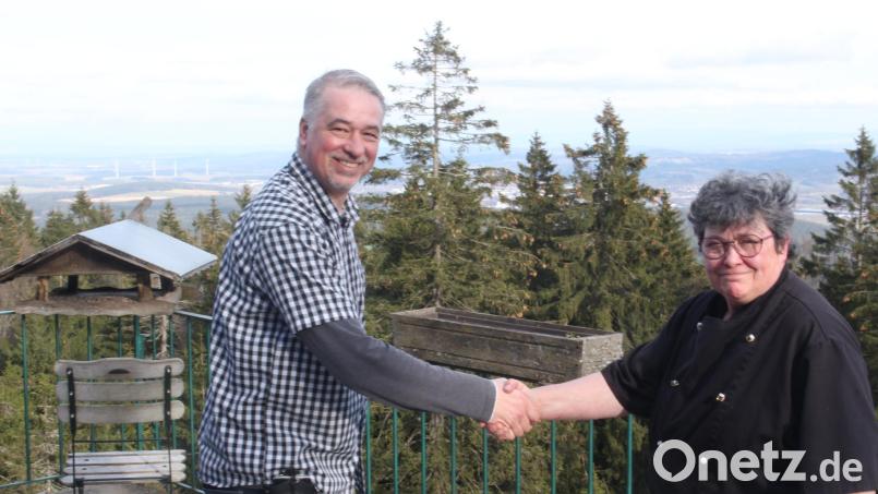Die scheidende Pächterin Regina Rothenberger (rechts) ist sich sicher: Lukáš Pivec (links) ist ein guter Nachfolger als Pächter auf der Kösseine. Bild: Wolfgang Neidhardt/fph