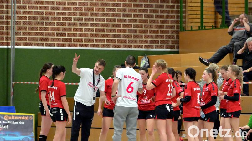 Sulzbachs Trainer Martin Feldbauer (Dritter von links) zeigt&#039;s an: Er hofft auf die nächsten zwei Punkte. Archivbild: Hubert Ziegler