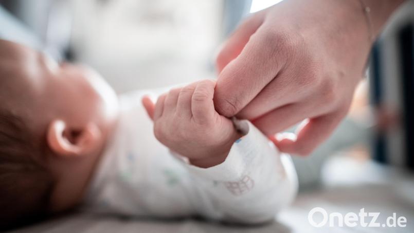Vor der Wache der Vohenstraußer Polizei ist in der Nacht zu Montag überraschend ein Baby geboren worden. Symbolbild: Fabian Strauch