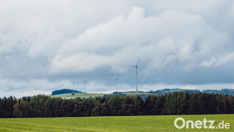 Im Windpark Ellenfeld betreibt die &quot;Bürgerwindpark Ellenfeld GmbH &amp; Co. KG&quot; seit 2013 zwei Windenergieanlagen des Typs Enercon E-82 (zweites und drittes Windrad von rechts). Seit 1994/1995 befinden sich dort schon zwei Anlagen des Typs Enercon E-40. Künftig könnten in der Gemeinde Bärnau weitere Windräder errichtet werden, an denen auch eine Bürgerbeteiligung möglich sein soll. Bild: sfo