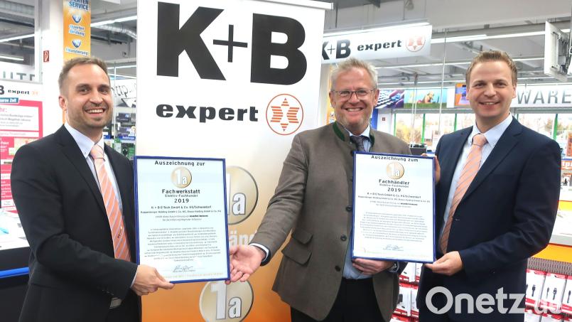 Oberbürgermeister Andreas Feller (Mitte) überreichte Fachmarktleiter Andreas Roith (rechts) und Serviceleiter Christian Weigert (links) die 1a-Urkunden. Bild: Hirsch