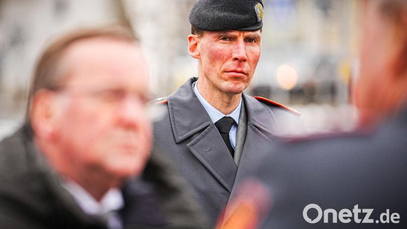 Der Mann hinter Verteidigungsminister Pistorius ( links): Brigadegeneral Christian Freuding leitet den Sonderstab Ukraine im Verteidigungsministerium. Der Weidener ist damit einer der einflussreichsten Akteure, wenn es um die Hilfe für die Ukraine geht. Archivbild: Kay Nietfeld