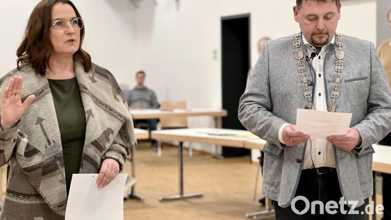 Renate Schwarz wird von Bürgermeister Markus Ludwig als Nachfolgerin des ausgeschiedenen Gemeinderats der Freien Wähler, Eka Reber, vereidigt. Bild: Eichl