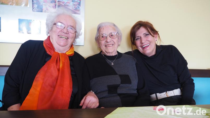 Gertraud Dorner (links) ist eine gute Freundin von Franziska Hausner, sie verstehen sich einfach gut. Betreuungskraft Andrea Adam (rechts) ist mehr als erstaunt, welchen Elan die Seniorin noch besitzt. Bild: krb