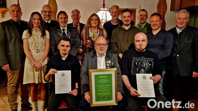 Die Schützengesellschaft Hubertus Weiden ehrt Matthias Reuß als neues Ehrenmitglied (Mitte), dazu gratulieren sie Andreas Schneck (rechts) und Alexander Nickl (links sitzend). Der neue Schützenmeister ist Günter Wagenpfeil (stehend, Vierter von links). Bild: R. Kreuzer
