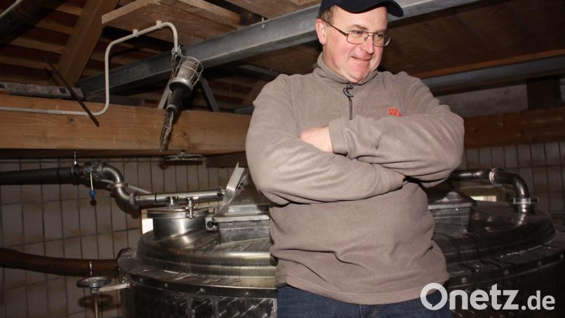 Thomas Witt wird auch weiterhin im Neuhauser Kommunbrauhaus Zoigl brauen. Dabei kann er am Läuterbottich lehnend auf eine erfolgreiche Zeit an der Spitze der örtlichen Kommunbrauer zurückblicken. Archivbild: ui