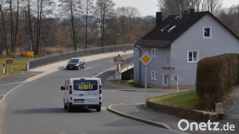 Klage über die Verkehrsverhältnisse auf der Kreisstraßen-Ortsdurchfahrt in Burgtreswitz führten die Dorfbewohner in einer von Bürgermeister Armin Bulenda einberufenen Versammlung. Bild: gi