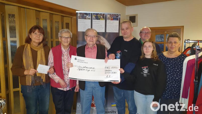 Altbürgermeister Konrad Kraus (Dritter von links) und Ehefrau Anni spenden 2000 Euro an den Verein Space-Eye. Inge Trottmann (links) vom Katholischen Frauenbund schließt sich mit einer 300-Euro-Spende an. Andreas Lehner (Vierter von rechts) nimmt den Scheck im Namen des Vereins entgegen. Bild: Lowak