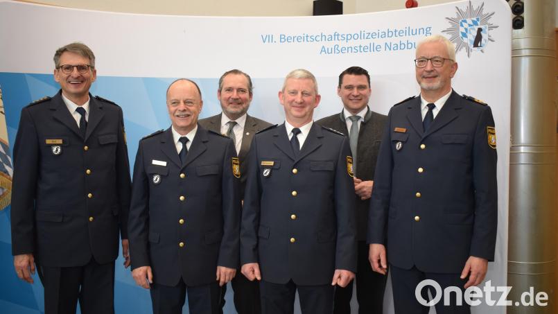 Nach 42 Jahren im Polizeidienst geht Polizeioberrat Helmar Termer (Zweiter von links) in den Ruhestand. Sein Nachfolger ist Erster Polizeihauptkommissar Jürgen Pfaffenzeller (Dritter von rechts). Der Präsident der Bayerischen Bereitschaftspolizei, Udo Skrzypczak (rechts), würdigte im Beisein von Gästen die Verdienste des angehenden Ruheständlers. Bild: bnr