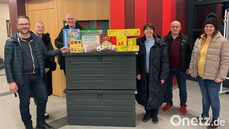 Metallkisten für die Aufbewahrung von Spielsachen übergab der Elternbeirat der Flosser Schule. Von links: Stefan Eckert, Mareike Wittmann, Rektor Herbert Kraus, Elternbeiratsvorsitzende Carmen Stetter, stellvertretender Vorsitzender Gerhard Kostka und Carina Kienast. Bild: le