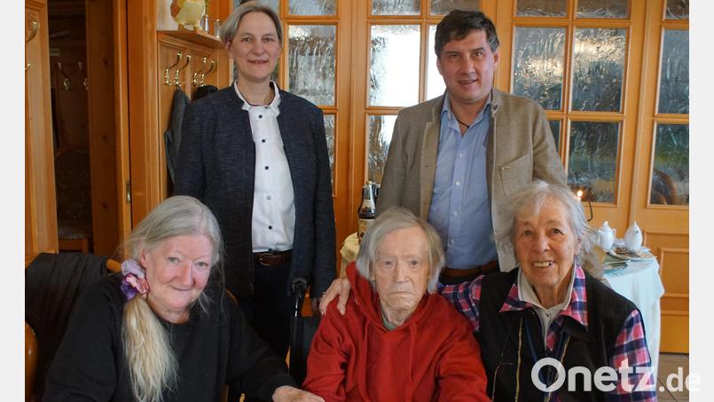 Heribert Kopp – im Bild mit Frau Helene und Tochter Marita – ist nun der älteste Bürger Stadlerns. Zum Geburtstag gratulierten Pfarrerin Ruth Schlinke und Bürgermeister Gerald Reiter (hinten von links). Bild: mmj