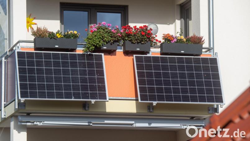 Solarmodule für ein „Balkonkraftwerk“ hängen an einem Balkon. Aus einer Kleingartenlage in Vilseck wurde ein Solarmodul gestohlen. Symbolbild: Stefan Sauer/dpa