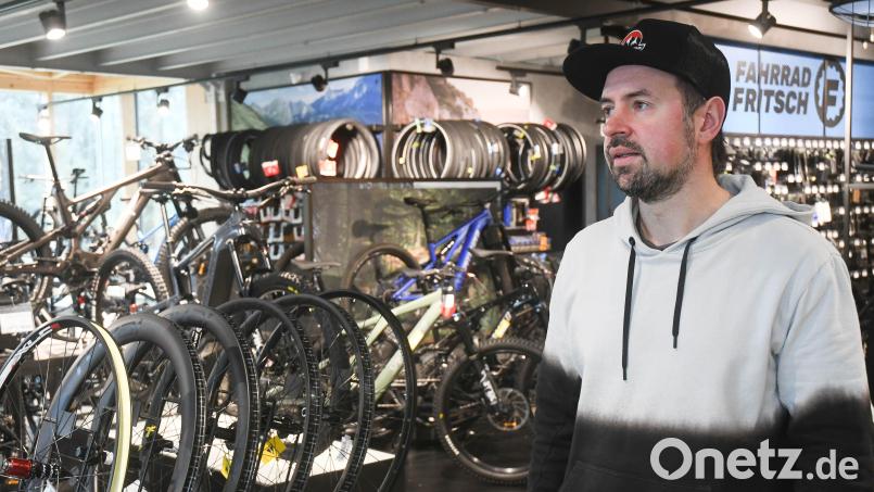Ludwig Fritschs Miene spricht Bände. Er leidet darunter, dass sein Fahrradgeschäft nicht nur auf Kunden, sondern auch auf Diebe Anziehungskraft ausübt. Bild: Gabi Schönberger