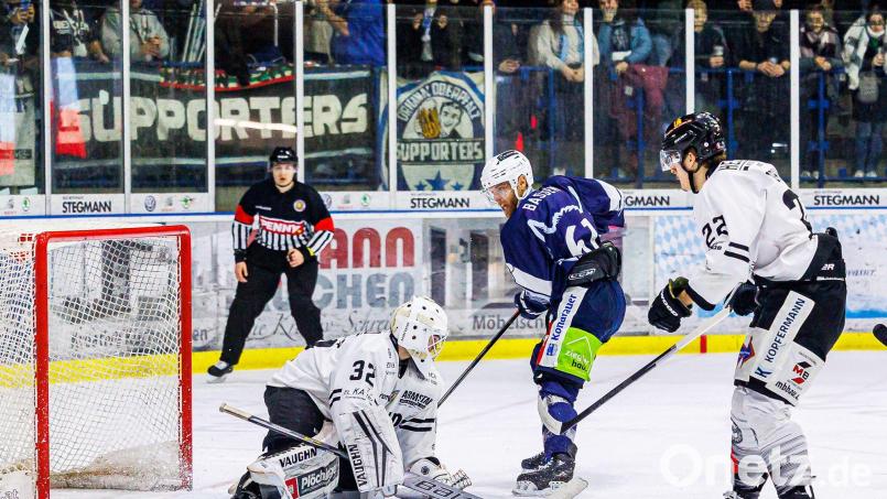 Chad Bassen (Zweiter von rechts; Szene aus dem Spiel gegen Passau) war mit der auffälligste Devil in Landsberg. Bild: Moller