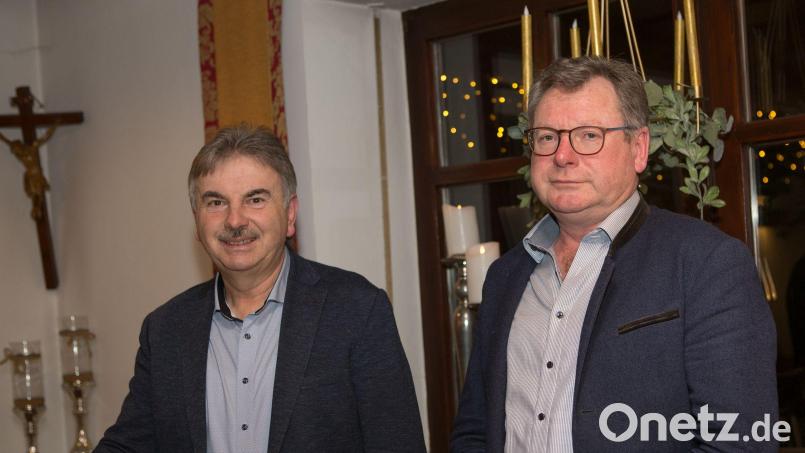 Sprachen beim ÖDP-Aschermittwoch: Alfred Damm (links) und Martin Prey. Bild: Edgar Pielmeier/exb