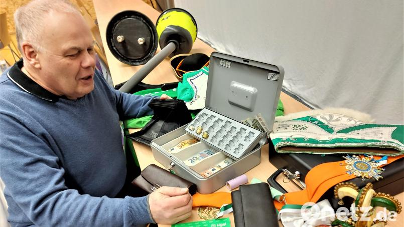 Grün-Weiß-Präsident Michael Welnhofer beim Kassensturz inmitten der Requisiten einer erfolgreichen Faschingssaison 2023. Bild: lg