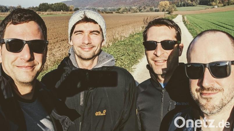 &quot;Raus raus raus&quot; heißt das neue Album der Amberger Band Regionalliga, das es auf allen gängigen Streamingplattformen zu hören gibt. Von links: Volker Mehringer, Christian Stöcklmeier, Lukas Raab und Simon Sattes. Bild: Volker Mehringer, Regionalliga
