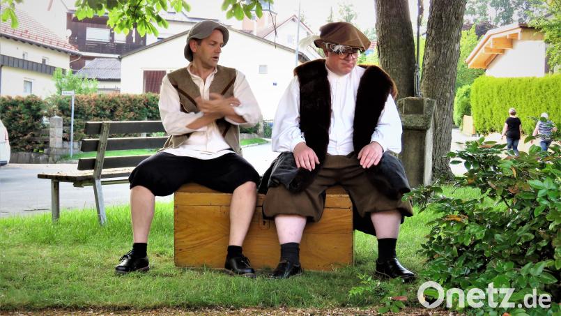 Vinzenz (Herbert Schicker) und Kaufmann Sebastian Enders (Markus Weig) haben wichtige Geschäfte zu besprechen. Eine Szene aus der Premiere des historischen Spaziergangs durch Wiesau. Archivbild: ubb