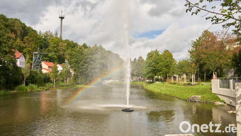 Der Ende 2021 eröffnete Mühlbachpark ist Teil des Projektes „Stadt im Wasser – Der Blaue Ring“, mit dem Tirschenreuth die innerstädtische Lebens- und Aufenthaltsqualität weiter verbessern möchte. Bild: Hergen Schimpf/exb