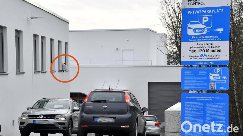Die Kamera hat alles im Blick: Die Nummernschilder der Autos werden an der Parkplatz-Zufahrt der Oberpfalz-Arkaden gescannt. Das blaue Schild ist gespickt voll mit Kleingedrucktem über Vertragsstrafen und Parkregeln. Bildmontage: Petra Hartl