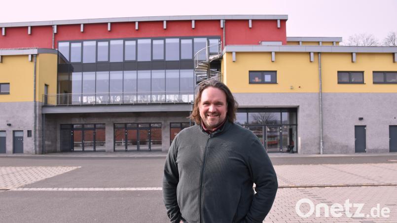 Bernhard Neumann ist nicht nur Schauspieler bei gleich drei regionalen Theatervereinen. Der Erbendorfer Schreinermeister baut auch professionell Theaterbühnen. In wenigen Tagen spielt eines seiner Bühnenbilder in der Stadthalle eine wichtige Rolle. Bild: ubb