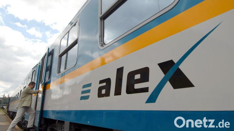 Ein Mann steigt in Schwandorf (Oberpfalz) in einen Waggon. Die Grünen kritisieren die Verspätungen zwischen München und Prag. Bild: Armin Weigel/dpa/Archivbild