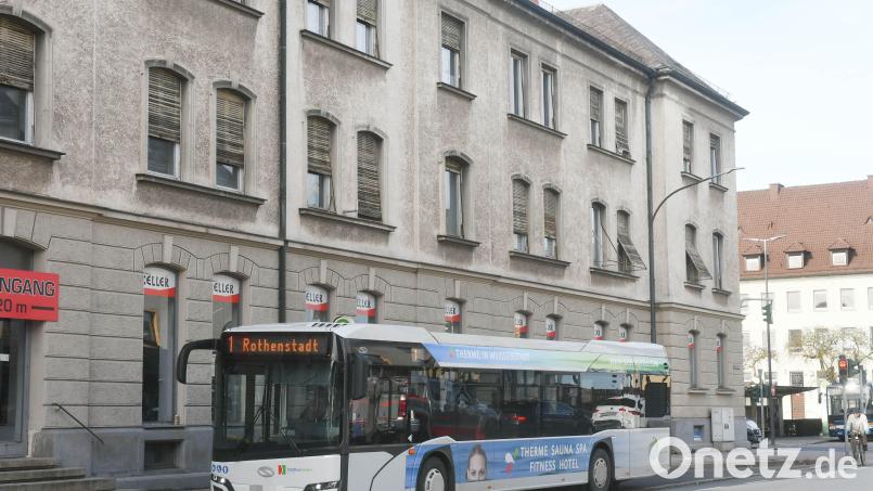 Ein paar Meter vom Bahnhof entfernt ist die Bushaltestelle des Stadtbusses. Eine engere Verzahnung des städtischen ÖPNV mit dem der Region ist Teil des Mobilitätskonzeptes in Weiden. Bild: Gabi Schönberger