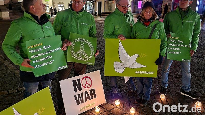 Weißes Kerzenlicht erhellt die Friedensbotschaften der Greenpeace-Gruppe Weiden am Jahrestag russischen Überfalls auf die Ukraine. Bild: R. Kreuzer