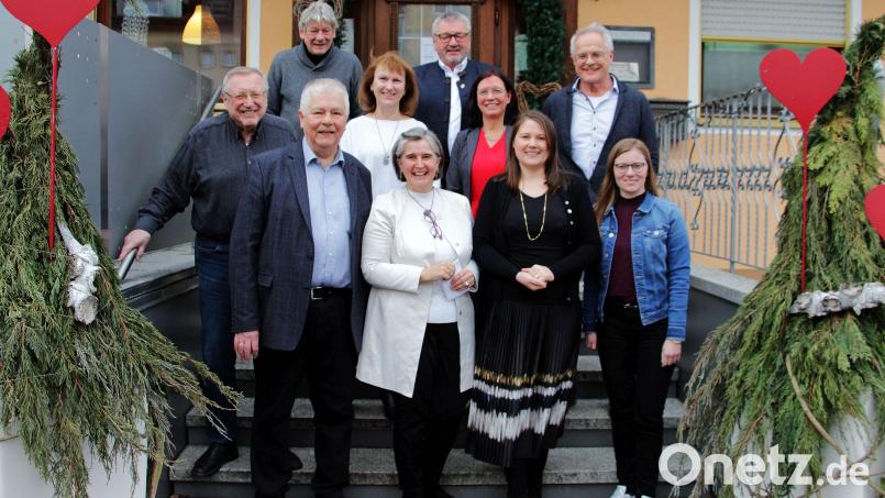 Gruppenbild mit Europaabgeordneter Maria Noichl (vorne, Zweite von links). Neben ihr „Ü 60“-Vorsitzender Reinhold Strobl. Bild: Josef Götz/exb