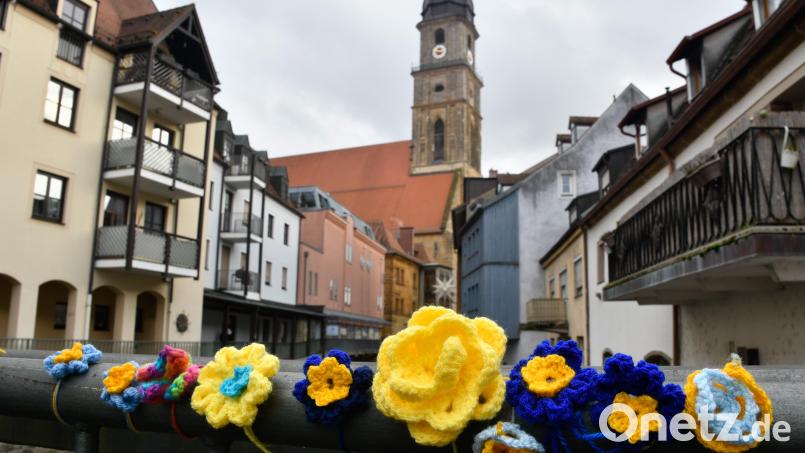 365 gehäkelte Blumen als Mahnmal für den seit einem Jahr währenden Krieg in der Ukraine. Die große gelbe Blume steht symbolisch für Mariupol. Im dortigen Theater hatten Menschen, darunter auch viele Kinder Schutz gesucht, und waren am 16. März 2022 von den Russen bombardiert worden Bild: Petra Hartl