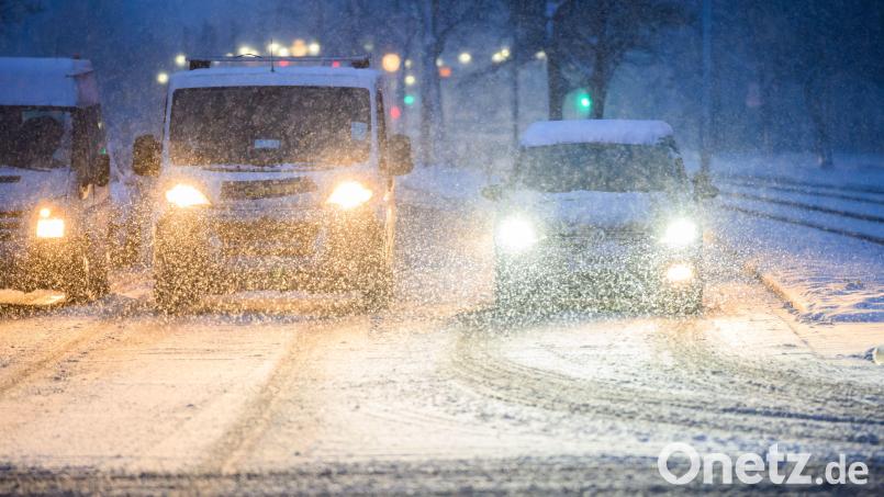 Schnee und glatte Straßen führten am Samstag zu einigen Unfällen. Symbolbild: Monika Skolimowska/dpa