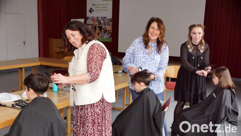Elaine Gold, Katja Zimmermann und Jacqueline Müller (von links) verpassten den Kindern einen neuen Haarschnitt. Bild: bkr