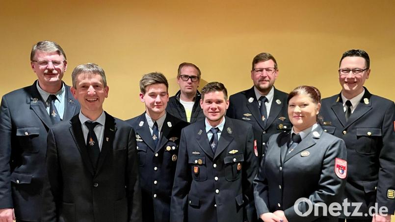 Informierten die Versammlung über das abgelaufene Jahr: (v.l.) Vorsitzender Christian Wenkmann, Bürgermeister Albert Geitner, Kassier Thomas Kugler, Gerätewart Alex Meier, Jugendwart Lukas Reuß, Kommandant Christoph Staudte, die Kinderfeuerwehrbeauftragte Nicole Staudte, Kreisbrandinsepktor Armin Daubenmerkl Bild: Fabian Schildbach