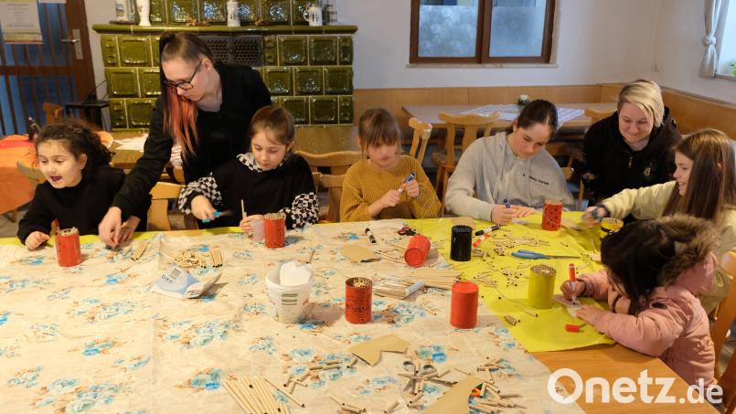 Konservendosen dienten den Kindern als Bastelvorlage, um daraus ideenreich Insektenhotels, Marienkäfer und Biene Majas zu zaubern. Bild: do