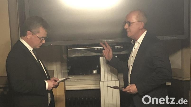 Maximilian Baumgärtner (rechts) bei seiner Vereidigung durch Bürgermeister Martin Birner. Bild: sns