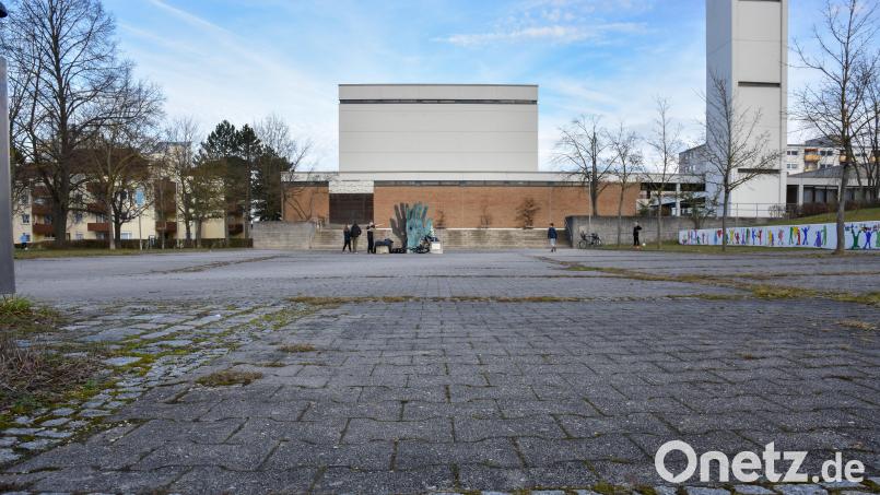 Für die Ortsgruppe Amberg-Kümmersbruck des Bund Naturschutz ist der Rotkreuzplatz im D-Programm ein "trostloser Platz". Ihre Vorschläge: Bäume um das "Betende Hände"-Denkmal pflanzen und einen Teil der Fläche entsiegeln. Bild: Stephan Huber