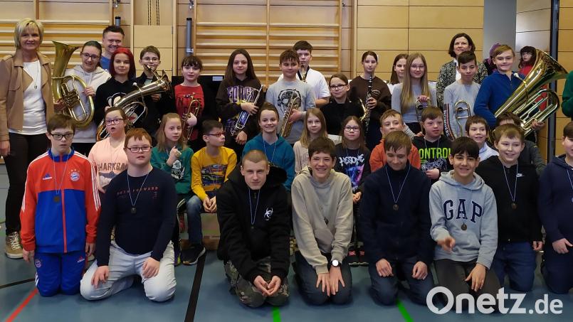 Mit Freude und Einsatz kämpften die zwölf Teams aus der gesamten Oberpfalz um die Bezirksmeisterschaft im Bocciaspiel für Förderschulen mit Förderschwerpunkt geistige Entwicklung. Die Schulleiterinnen Petra Rothmund aus Irchenrieth (rechts) und Claudia Piehler aus Pirk (Dritte von links) überreichten Wanderpokal und Medaillen. Das Turnier verlief unter Leitung von Lehrer Markus Schuller (hinten, Fünfter von links) reibungslos. Bild: grm