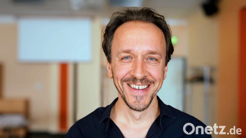 Christof Jauernig ist mit „Eintausendmal Lebensglück – Erinnern, was zählt“ im Lesecafé der Stadtbibliothek zu Gast. Bild: Moritz Jacobi/exb