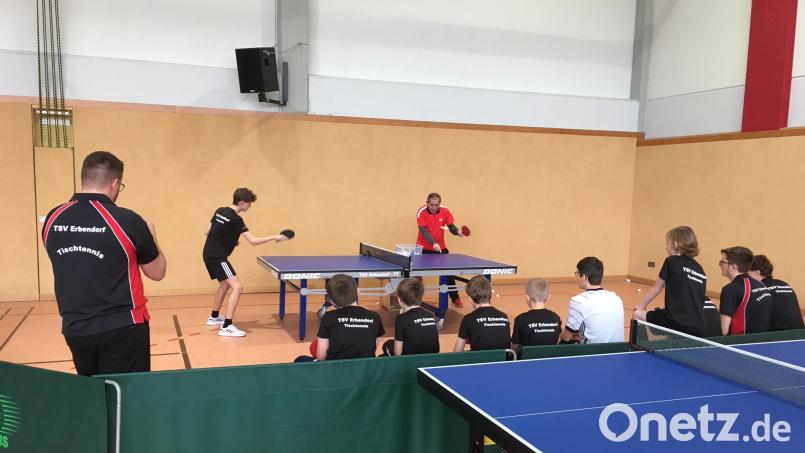 Munir Jassem beim Training mit den Mädchen und Jungen des Tischtennis-Vereins Erbendorf. Bild: plo