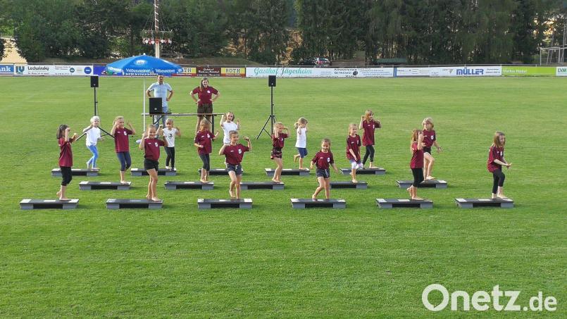 Die Steppmäuse bei ihrem Auftritt am Königsteiner Sportplatz. Bild: wku