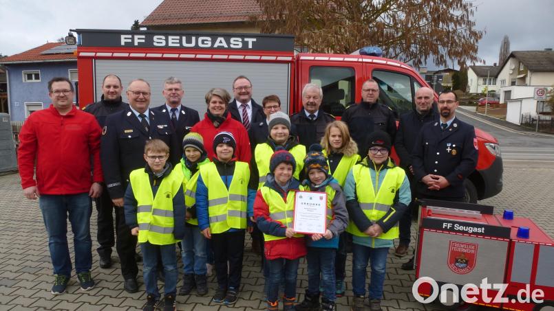 Landkreisführung, Kommandanten, Bürgermeister Uwe König hinten Mitte), Stellvertreter Klaus Siegert (Zweiter von rechts) und die Seugaster Verantwortlichen freuen sich über die gelungene Gründung der Blaulichtbande. Bild: bk